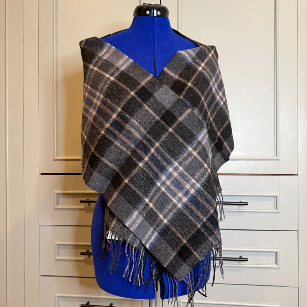 Beautiful Via Condotti classic Italian wool scarf NWT